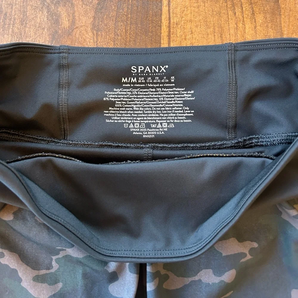 SPANX Get Moving Shorts Black Camo Size M High-Rise Thick Waistband - Picture 3 of 4
